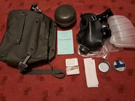 Schutzmaske mit Zubehör und Filter in Tasche