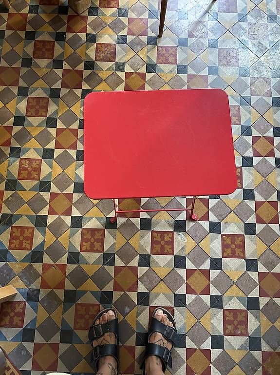 Tische: Kleiner roter Tisch – Gebraucht aus Winterthur von jen_6bzw