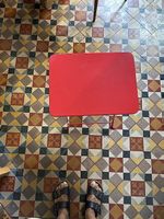 Kleiner roter Tisch