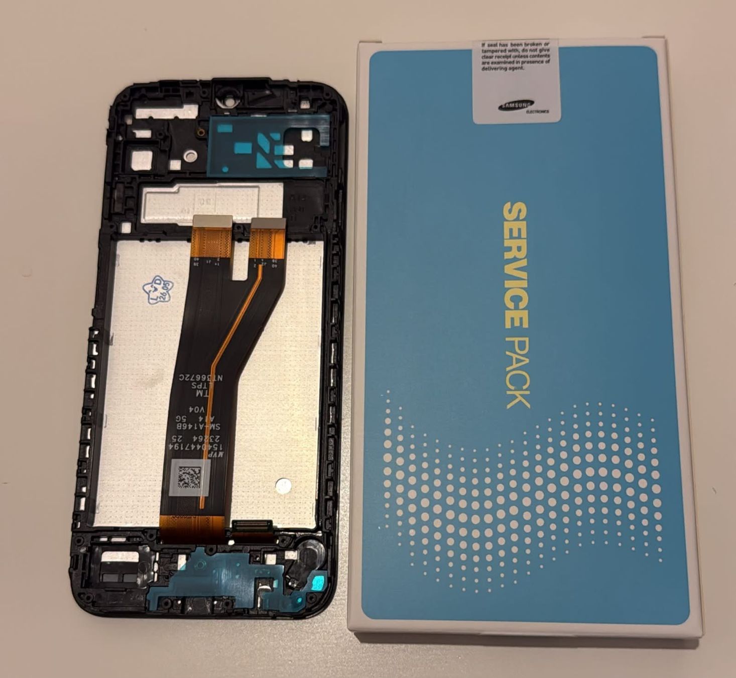 Samsung Telefoni cellulari / Smartphones: Display Original Samsung A14. – Nuovo e nell'imballaggio originale da Leukerbad venduto da mig_8bbp 1