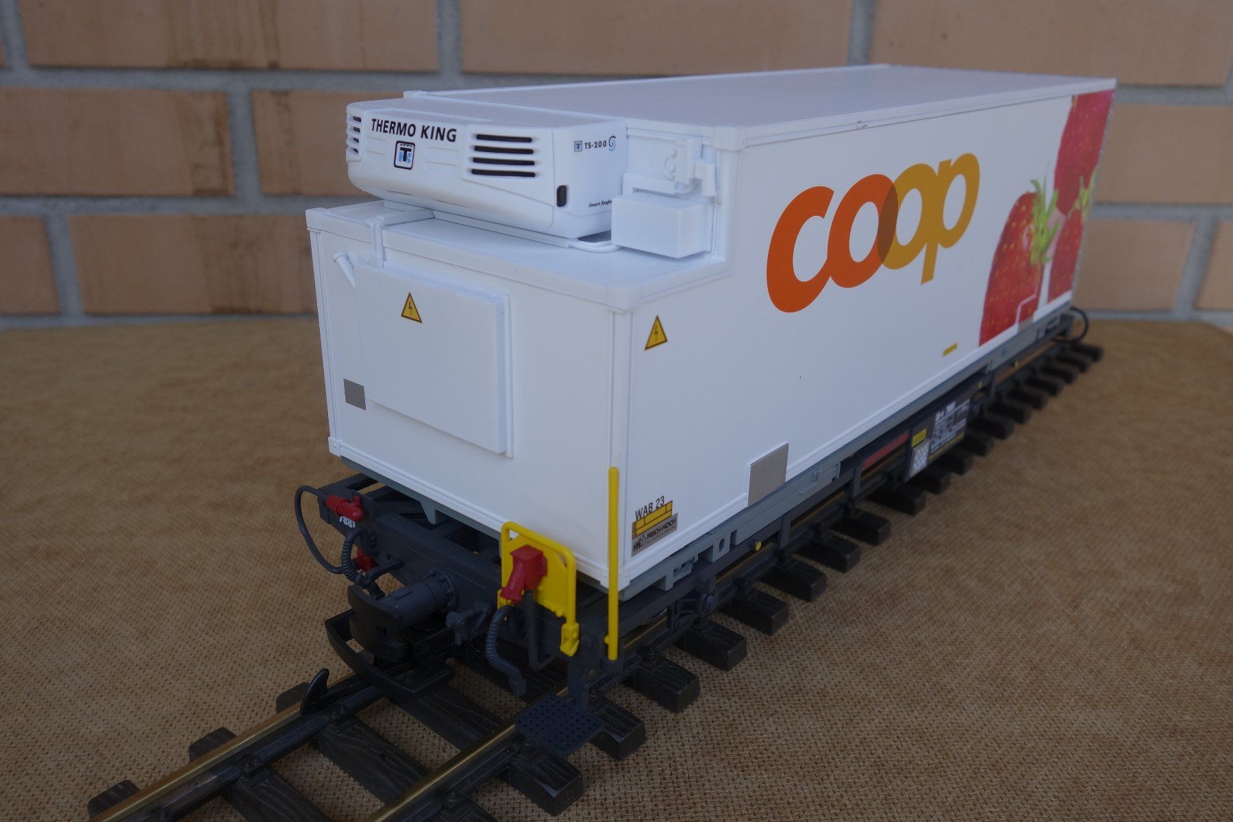 LGB Modelleisenbahnen: Rh.B Containerwagen LGB 45893 Erdbeere selten – Gebraucht aus Kappelen von Somsom02 3