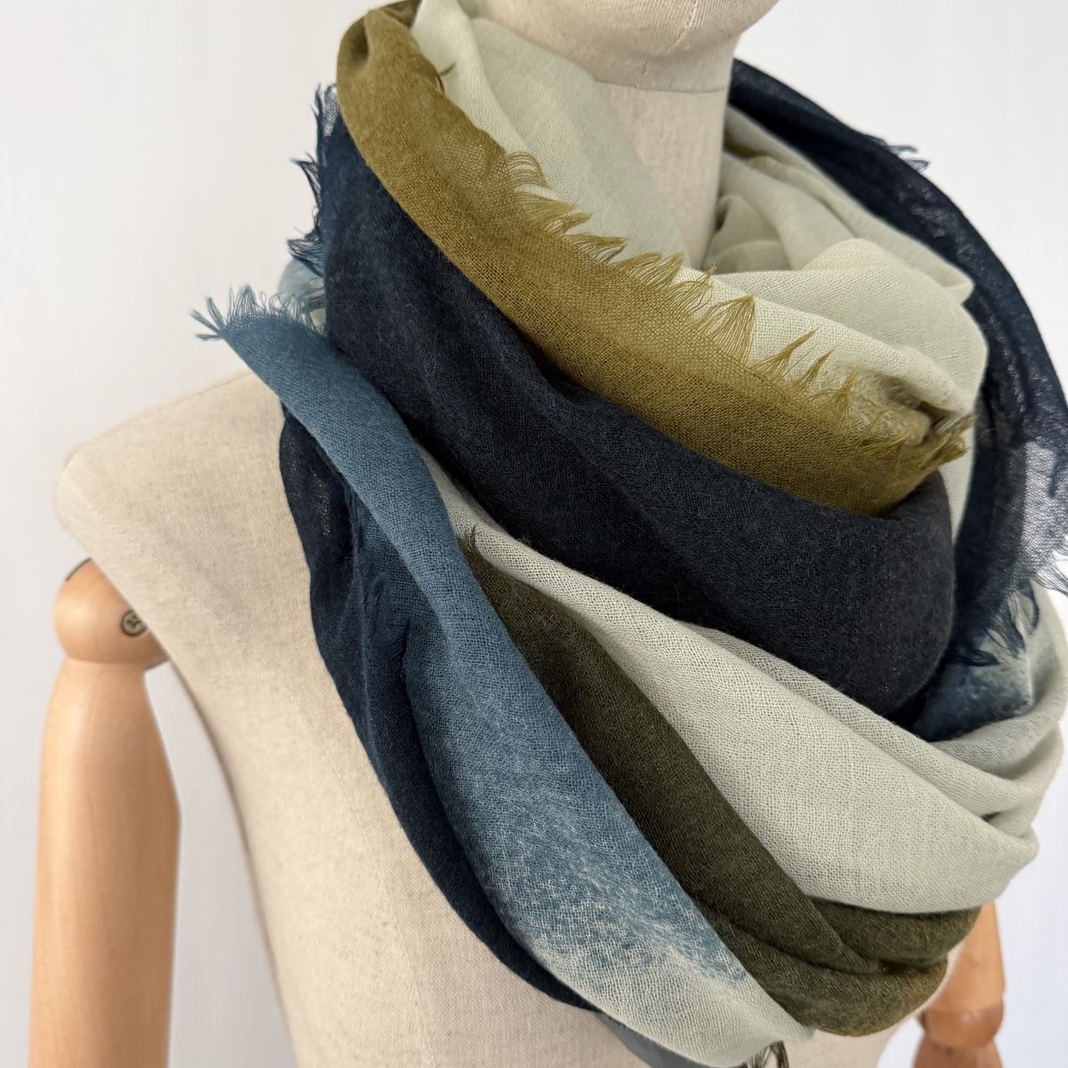 Oska Foulard & Sciarpe: OSKA Large Wool Scarf – Nuovo (secondo la descrizione) da Freienbach venduto da Avviivva_Shop 2