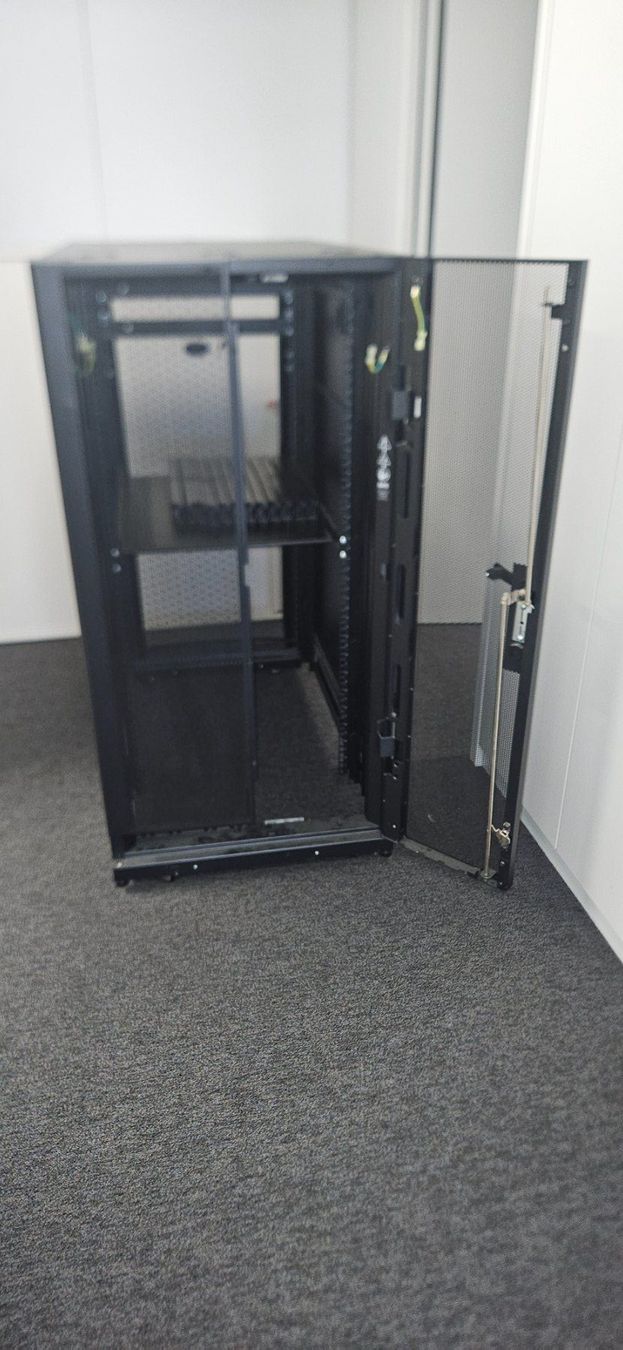 Apc Racks & Cavalletti: APC Rack 19" 24 HE – Usato da Mühlau venduto da hb9fgd 7