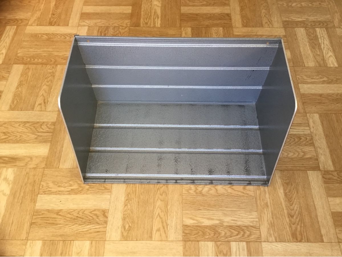 Scaffali: Älteres Büroregal aus Metall zum stellen oder hängen – Usato da Kreuzlingen venduto da Schuggerman
