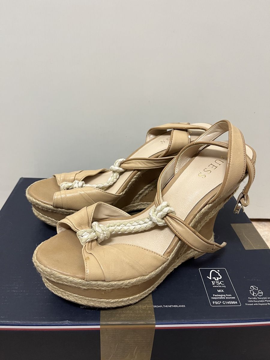 Guess Scarpe da donna: Guess Keilabsätze Grösse 39 – Usato da Teufenthal AG venduto da Nanahu