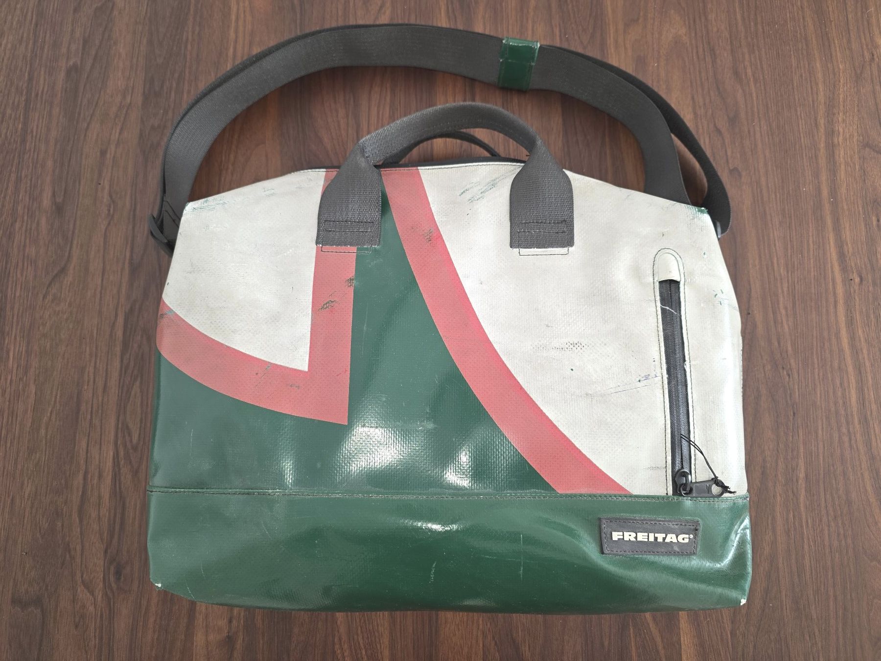 Freitag Borse: Freitag Notebook Umhänge-Tasche – Usato da Luzern venduto da Paparazzi