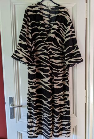 H&M : Longue robe-tunique zébrée crinckle XXL