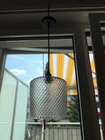 Moderne Pendelleuchte mit strukturiertem Glasschirm