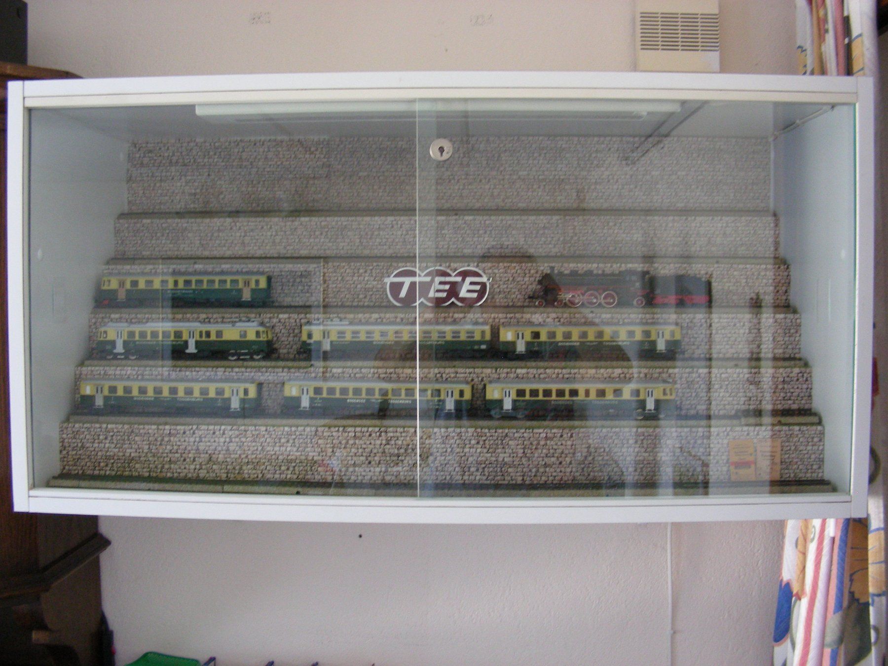 Modelleisenbahnen: Vitrine – Gebraucht aus Villars-Burquin von Rodjeurs