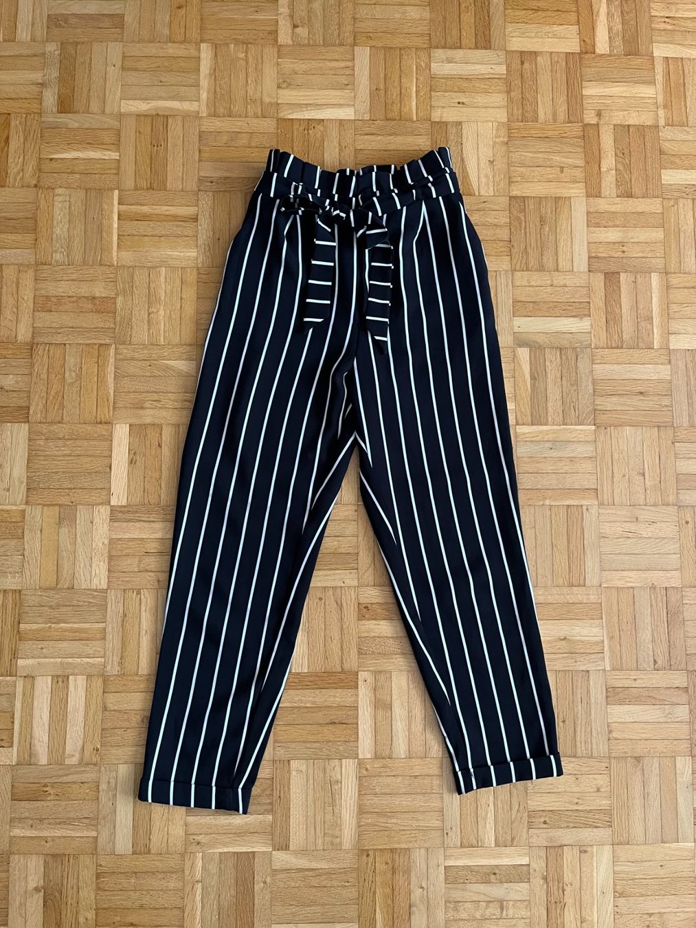 Pull&Bear Pantalons: Schwarz-weiss gestreifte Hose von Pull&Bear – D'occasion à Horw par mira_6p85