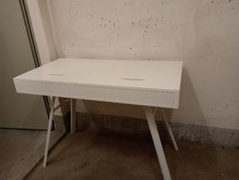 Tisch mit Kabelkanal