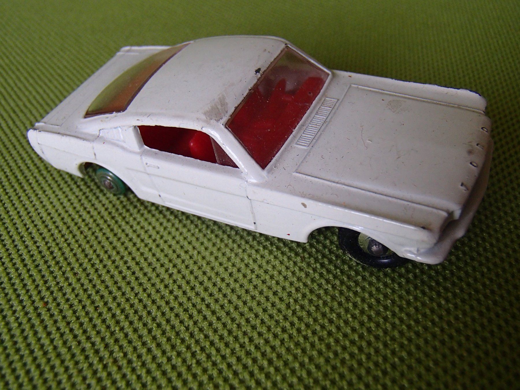 Matchbox Modellini d'auto: weisser Matchbox Ford Mustang – Usato da Schöfflisdorf venduto da pullux 2