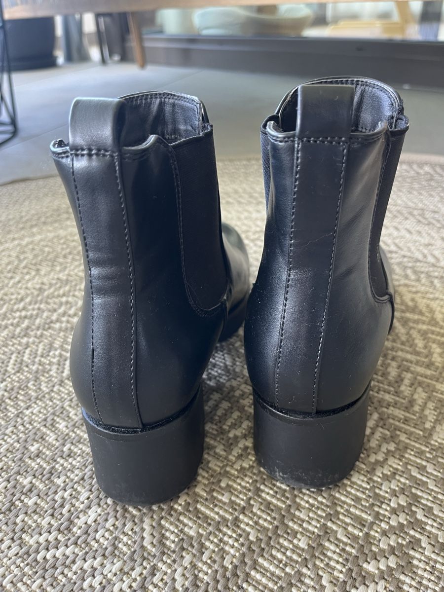 Scarpe da donna: Schwarze Chelsea Boots von About You – Usato da Wauwil venduto da LoU-AiRiN 3