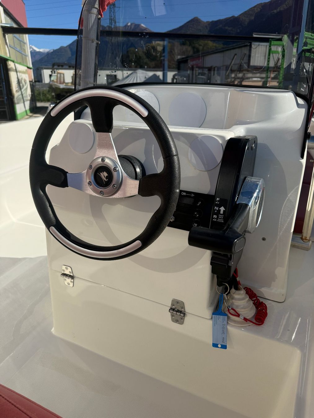 Karel Boote: Kleines Boot mit Aussenbord motor 8 PS – Gebraucht aus Quartino von 5franc 5