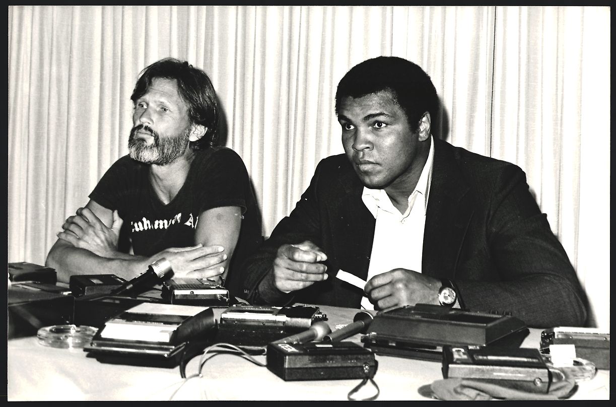 Photos & affiches: Fotografie Boxer Muhammad Ali mit Sänge – D'occasion à Berlin par bartko-reher