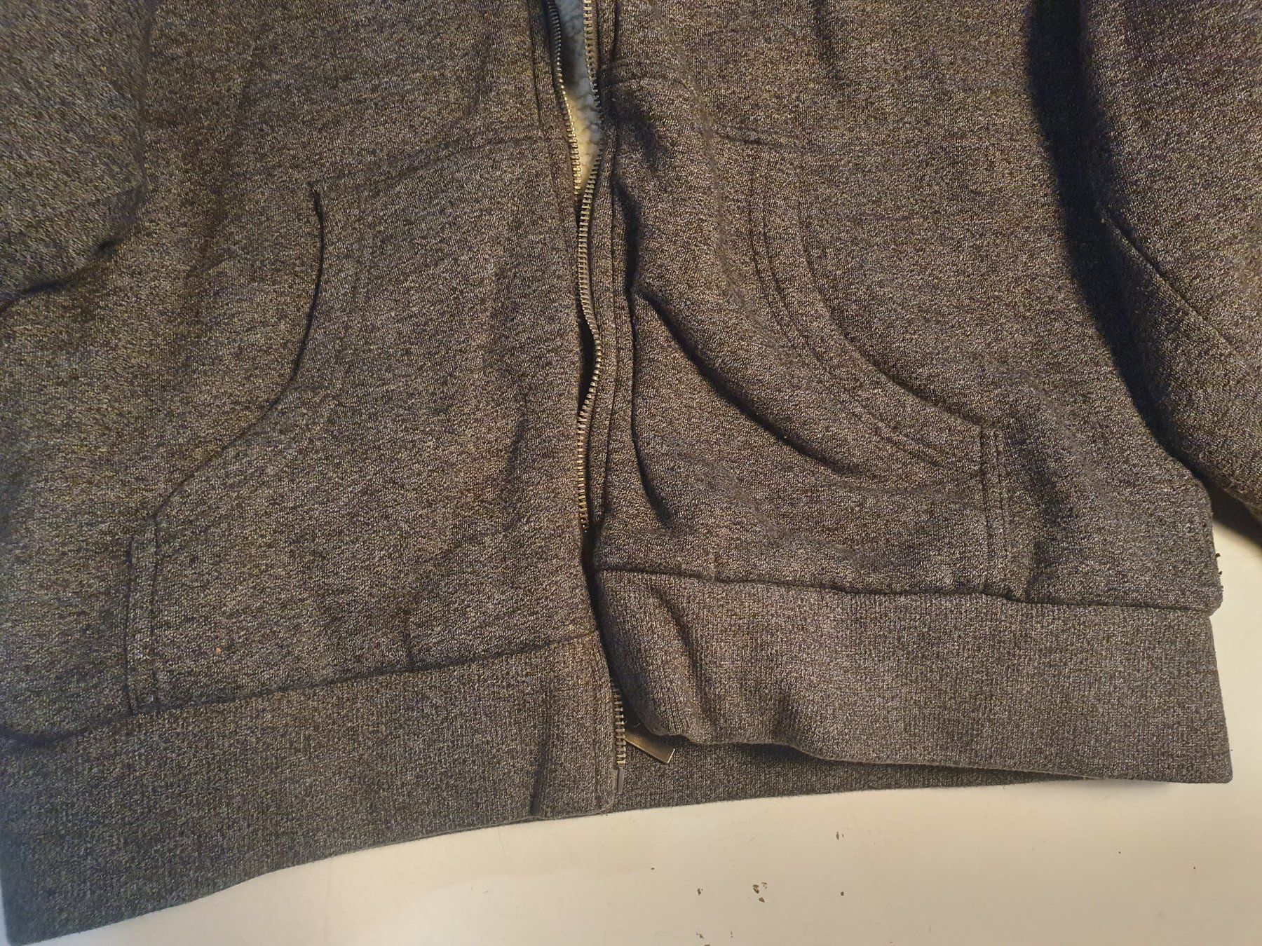 Maglioni & Felpe: Accanto Hoodie grau mit Schaffellfutter grösse L – Usato da Zürich venduto da loosebone 1