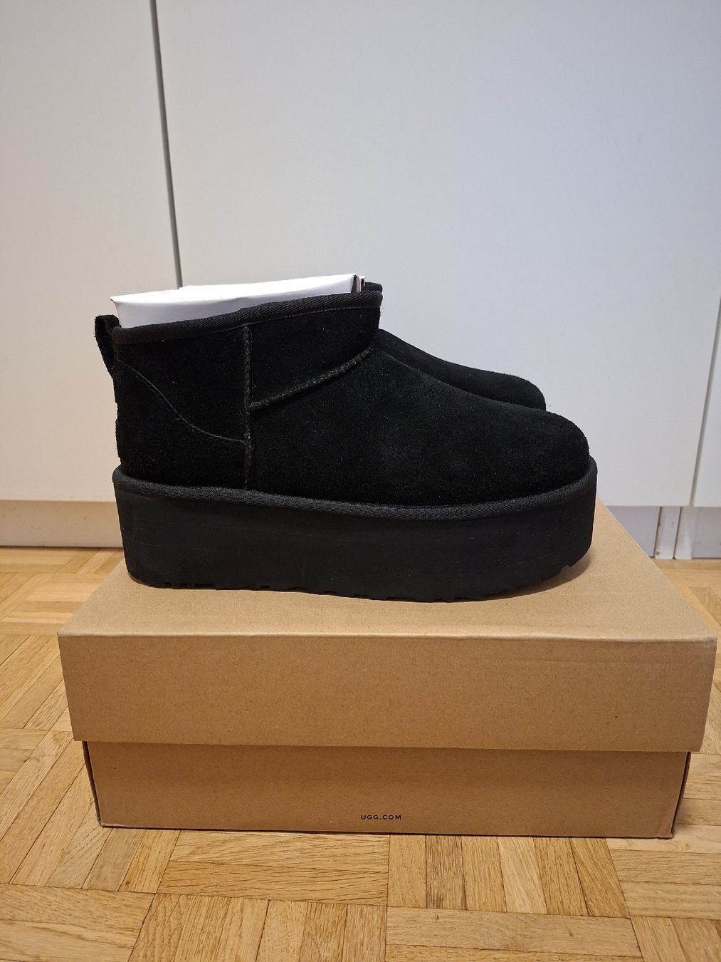 Ugg Damenschuhe: Ugg Noir ultra mini platform taille 40 – Neu und originalverpackt aus Plan-les-Ouates von Laly_92