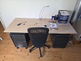 Büro set up. DESK-Schreibtisch office 