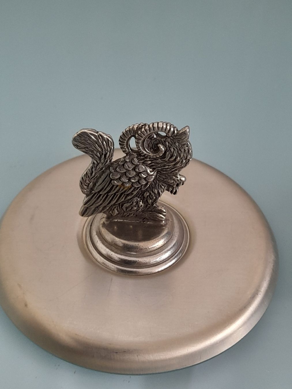 Tutte le decorazioni: Zinn-Trinkglasdeckel.  – Usato da Winterthur venduto da Ufff512 2
