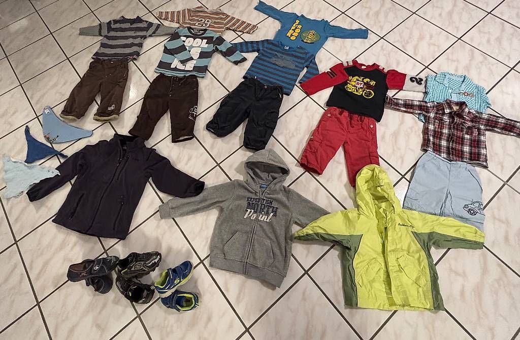 Lotti & Set di vestiti: Kleiderpaket,  Grösse 92-98  – Usato da Buchs SG venduto da Just_Ely 1