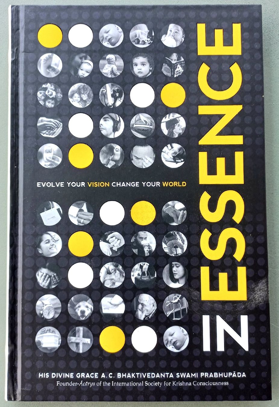 Libri: In Essence - English – Usato da Niederuzwil venduto da lubimaja