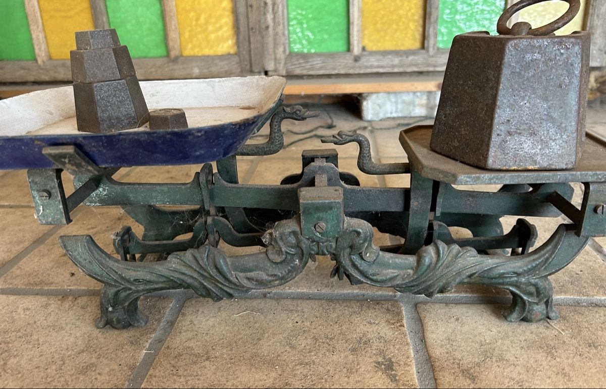 Bilance e pesi: Antike Waage mit Gewichten. – Usato da Gwatt (Thun) venduto da ate_6ng8 1