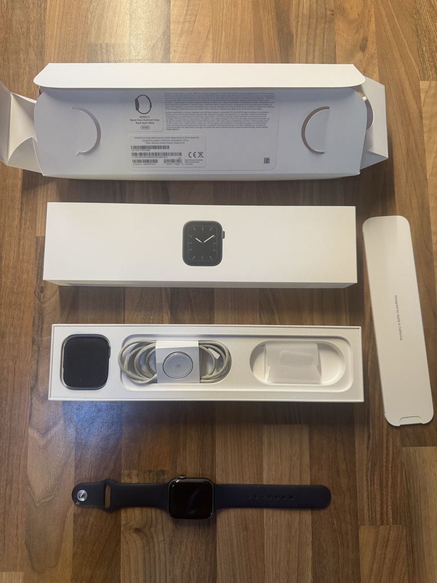 Apple Smartwatch: Apple Watch Series 5 44mm – Usato da Luzern venduto da zoe_qm6m