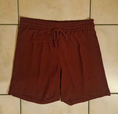 Kurze Hose in Dunkelrot mit Gummibund XL