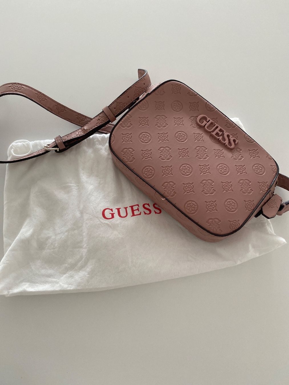 Guess Borse da donna: Guess Umhängetasche – Usato da Spiez venduto da Primrose2013