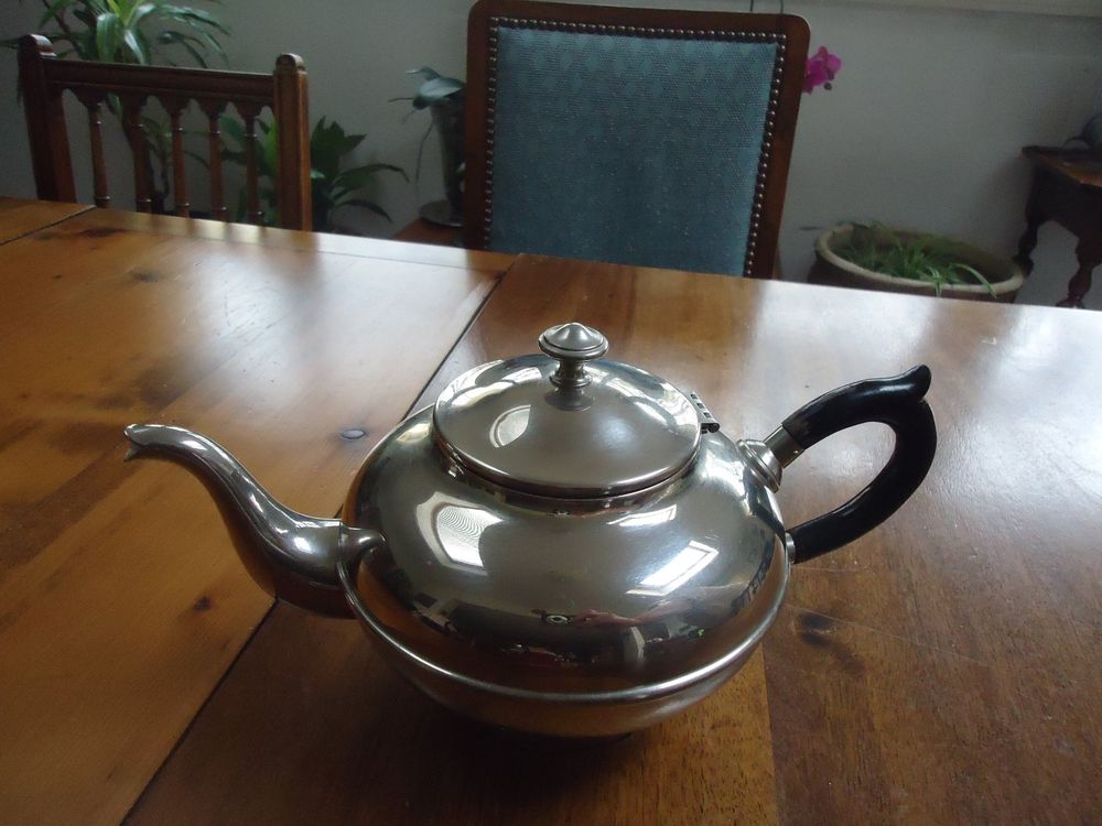 ANCIENNE CAFETIÈRE TRIPODE, en métal argenté, pieds pattes de lion, bec