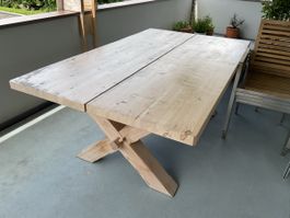 Gartentisch Massivholz mit Patina