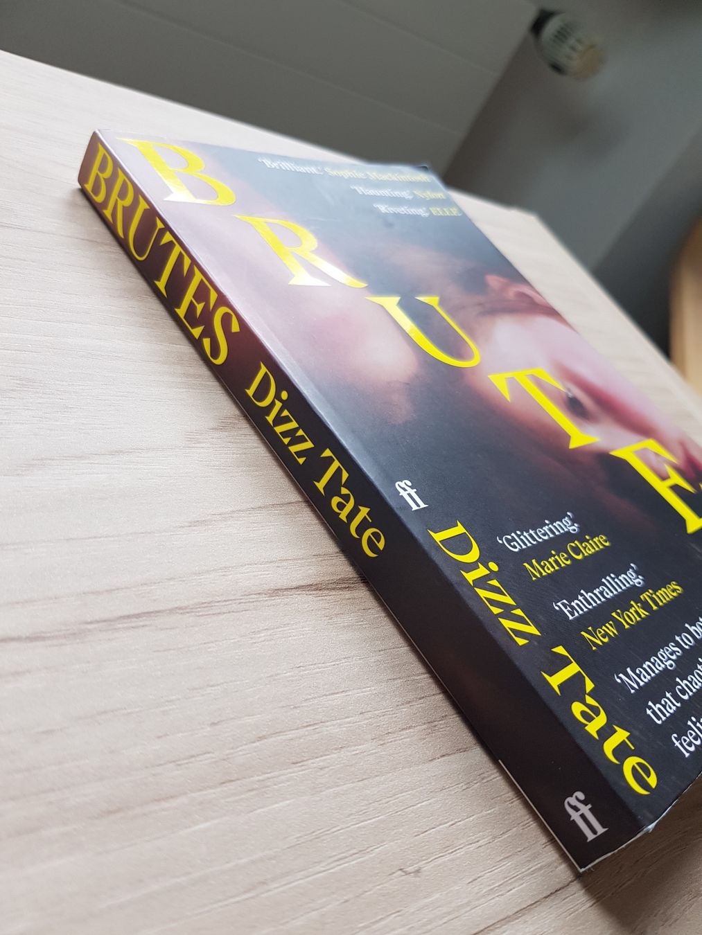 Libri: Brutes by Dizz Tate (English) – Usato da Zürich venduto da Lin_tb7r 2