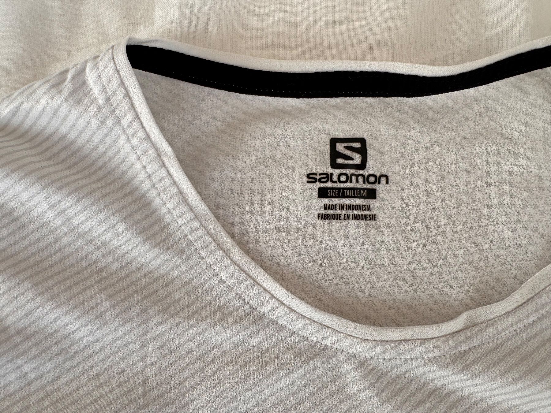 Salomon T-shirt: Salomon White Athletic T-Shirt - Size M – Usato da Zürich venduto da CircularEco