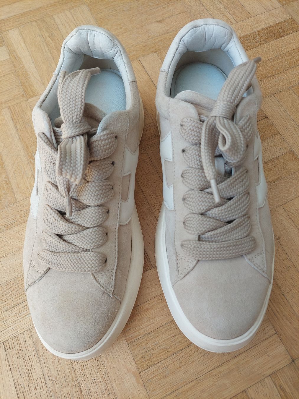 Hogan Damenschuhe: Hogan Sneaker Gr. 38 Beige/Weiss – Gebraucht aus Flims Dorf von Truemorish