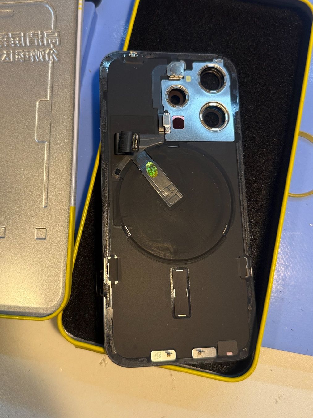Apple Handys / Smartphones: Vitre Cache Arrière iPhone 15 Pro Titane Nature - original – Neu und originalverpackt aus Morges von DA-repa 4