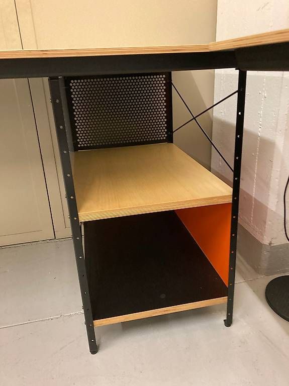 Vitra Scrivanie: 2 Vitra Eames Desk Unit (EDU) Original Charles & Ray Eames – Usato da Urdorf venduto da Kuoni2002 1