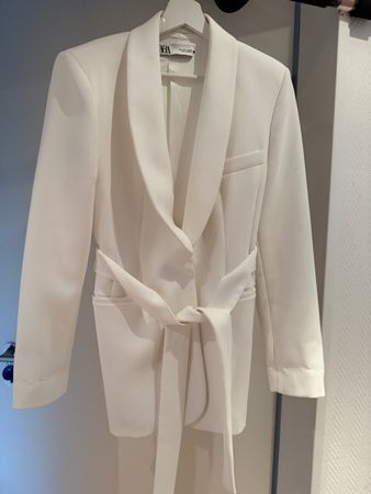 Weisser Blazer mit Gürtel (Zara), Grösse M **TOP**