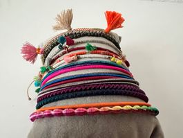 17 Armbänder - 12 Metall - 5 Troddeln davon 4 von LES CLEIAS