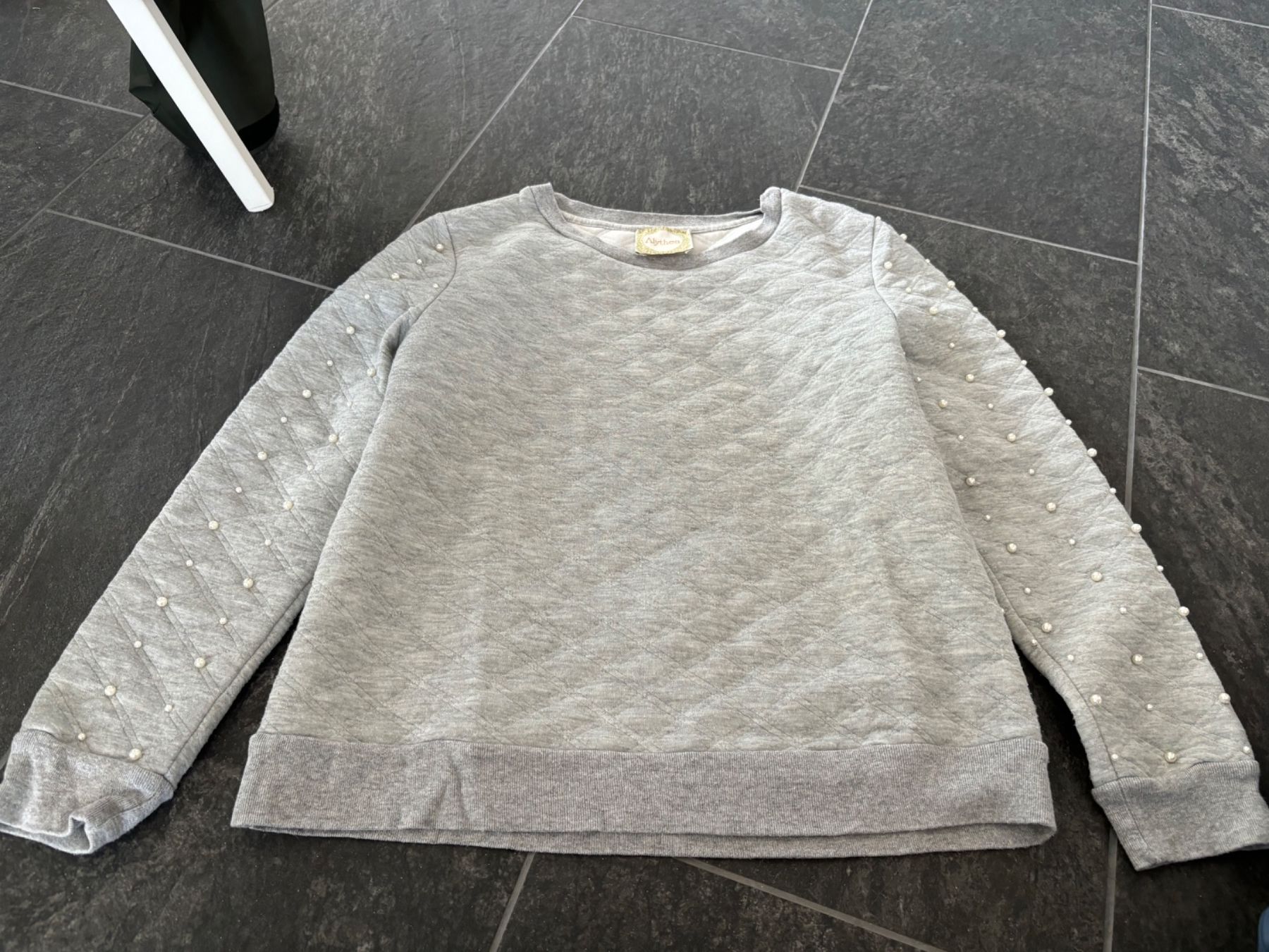 Pullover & Sweatshirts: Pullover - grau mit stylischen Perlen -  Gr. S – Gebraucht aus Stadel von Chanel_5
