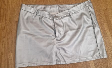 Jupe courte aspect cuir argentée taille M