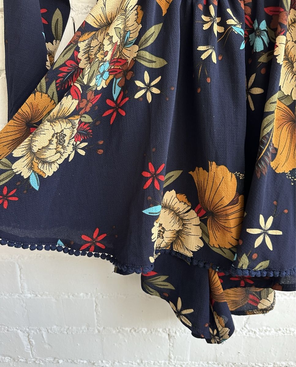 Tute: Dunkelblauer, kurzer Jumpsuit mit Blumenmuster von Yoins – Usato da Bern venduto da Fraeuleinhonig 7