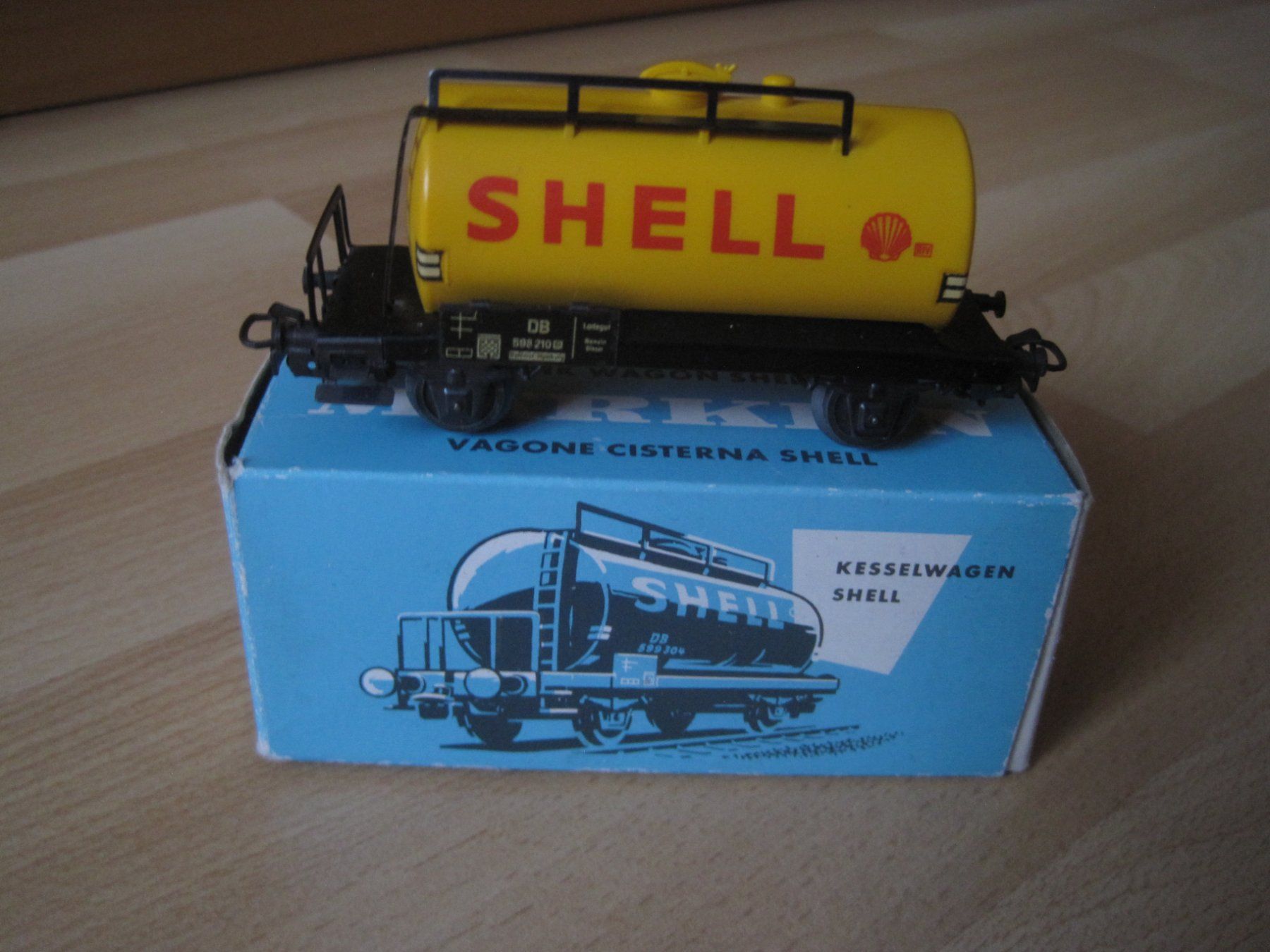 Märklin Modellini di ferrovie: Märklin SHELL WAGON 4502 mit VP  HO TOPP – Usato da Gossau SG venduto da Noryflory