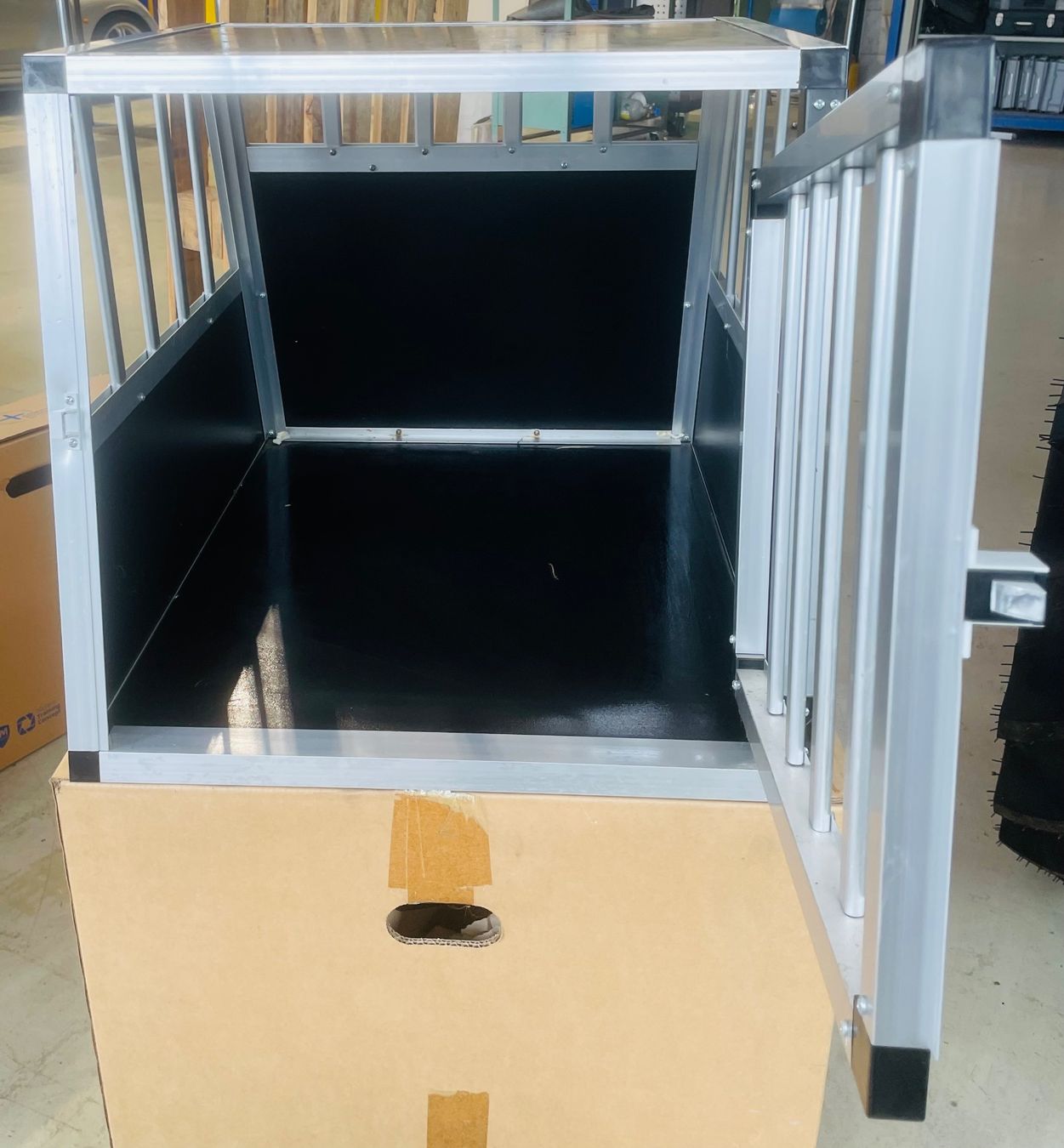 Gabbie, trasporto & Sicurezza: Alu Hundebox zu verkaufen – Usato da Lyss venduto da Katai 1