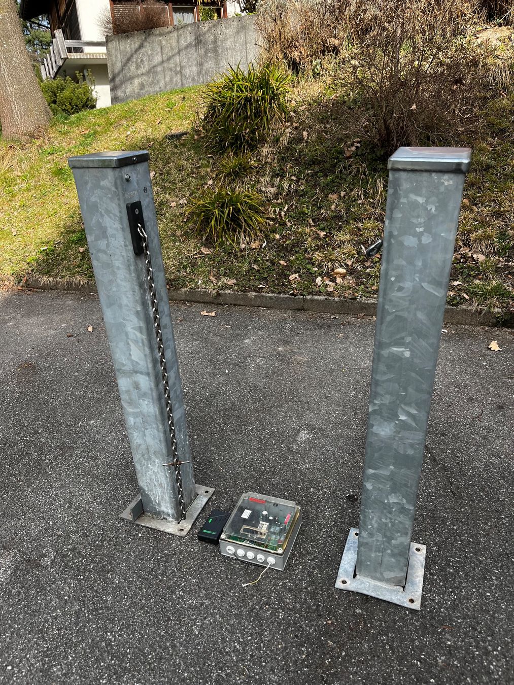 Schlösser: Parkplatzsperre Funkgesteuert – Gebraucht aus spiez von Tschanz