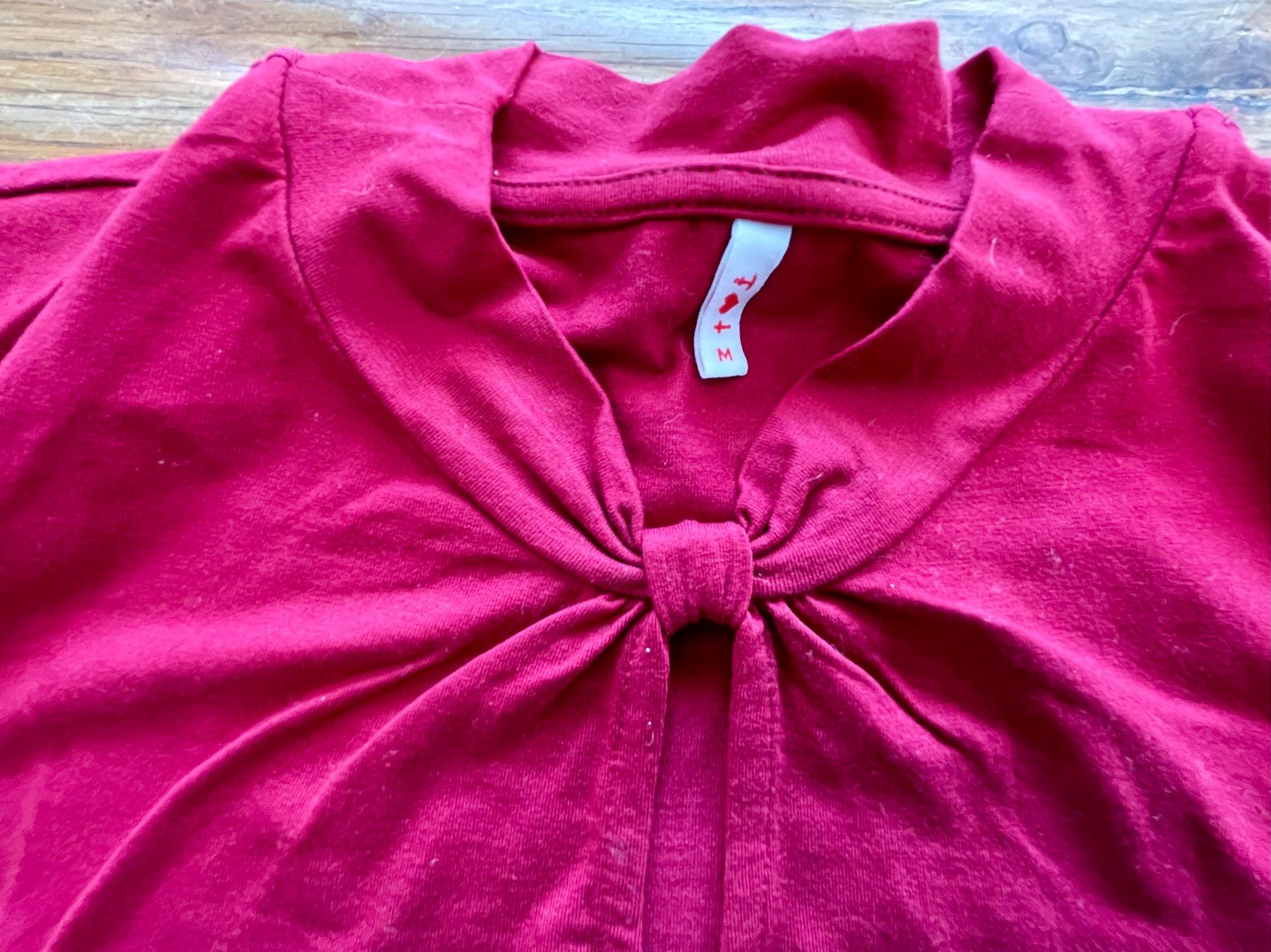 Pulls & Sweat-shirts: NEU: Shirt Gr. M Blutsschwestern – D'occasion à Buchrain par Sunny026 4