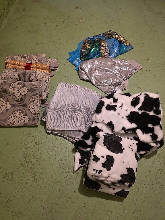 Stoffe: Verschiedene Stoffe – Neu und originalverpackt aus Bern von Sardou