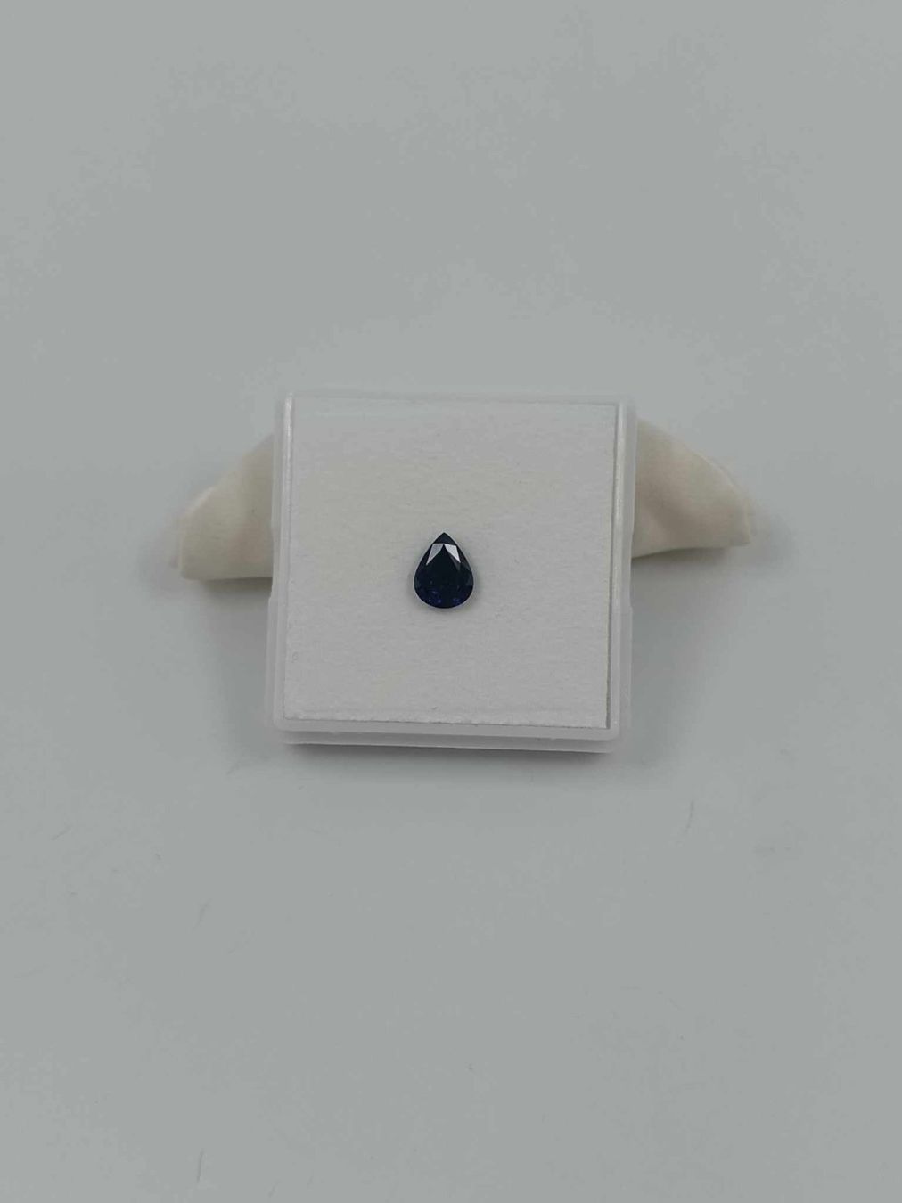 Edelsteine: 1 BLAUER SAPHIR AUS SRI LANKA 1.56 CT. – Gebraucht aus Luzern von EdiGem