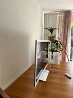 Ein schöner Smart-TV Fernseher im Aluminiumgestell