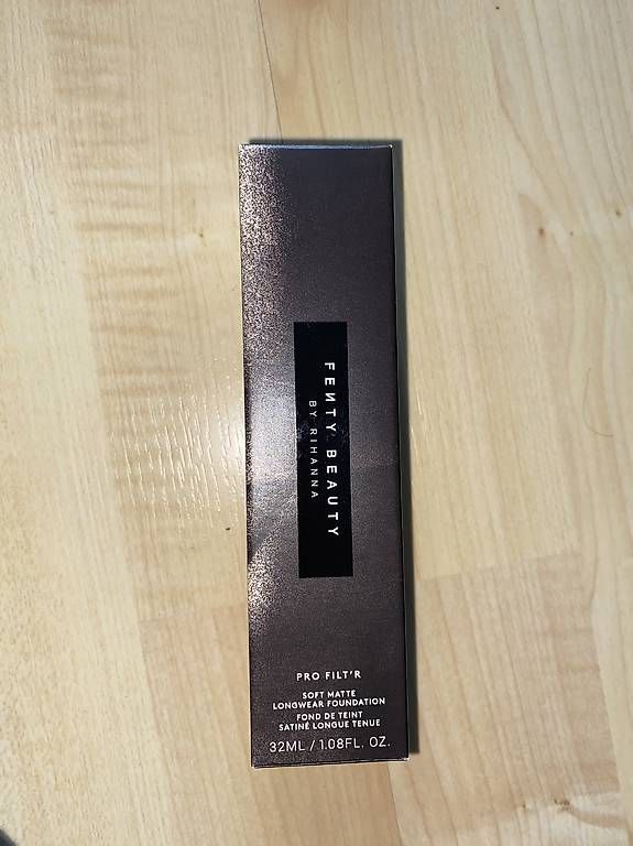 Make-up: Fenty Beauty Foundation – Gebraucht aus Kriegstetten von suji18