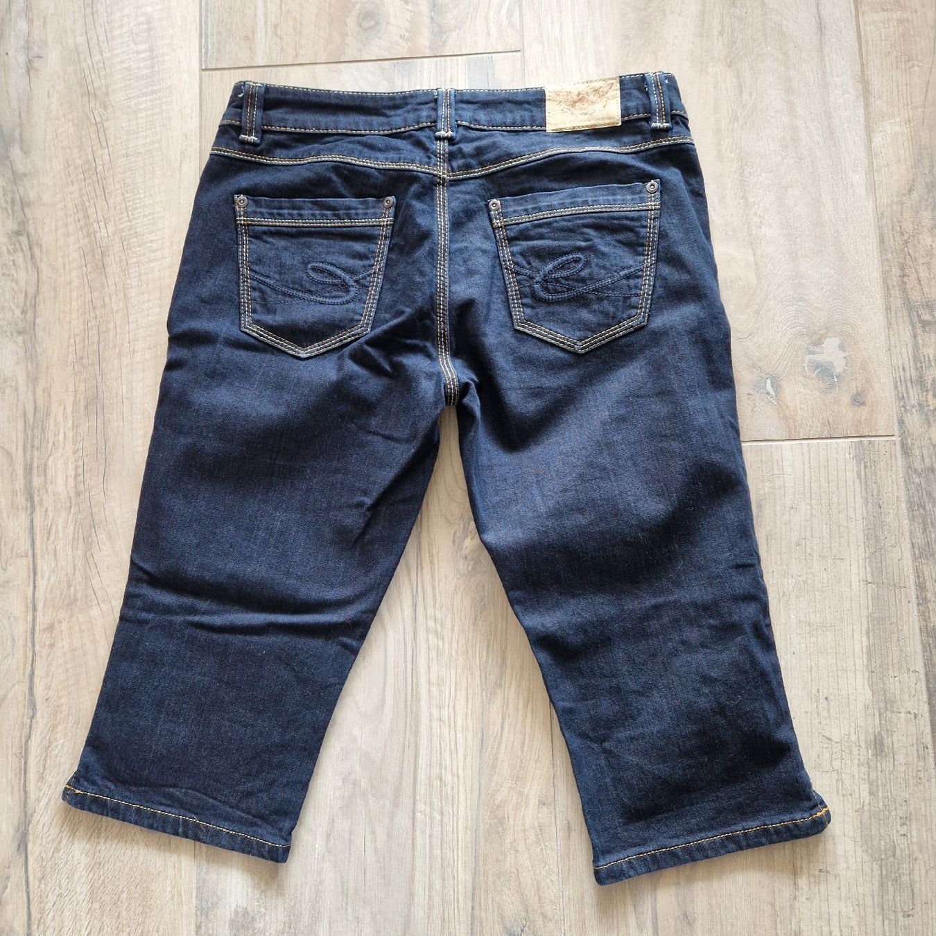 Esprit Pantaloni: Esprit Jeans Capri dunkelblau Grösse 31 – Usato da Roggliswil venduto da bi10do 1